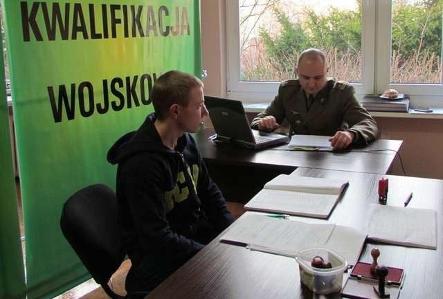Kwalifikacja wojskowa w GrudziądzuKwalifikacja wojskowa w Grudziądzu - na zdjęciu z lewej major Marcin Gut