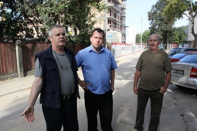 Nabrudzili, to niech teraz posprzątają &#8211; mówi Bogdan Mancewicz (po lewej). Obok sąsiedzi z bloku Paweł Kuźma i Adam Kozłowski.