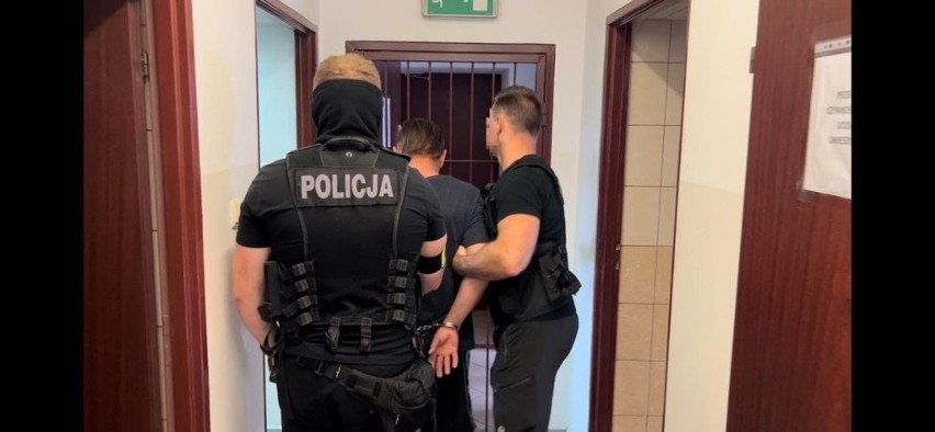 Aresztowani pod zarzutem oszustw metodą na wnuczka i na policjanta! Łupili starszych ludzi w Świętokrzyskiem. Zobacz zdjęcia i film