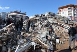 Polscy strażacy pomagają w poszukiwaniach po trzęsieniu ziemi w Turcji. Jak wygląda ich praca, tłumaczy wiceszef MSWiA Maciej Wąsik