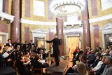 Koncert kolęd w Pałacu Lubostroń. Na scenie chór Cantus Amici oraz Orkiestra Smyczkowa Muzyków Bydgoskich