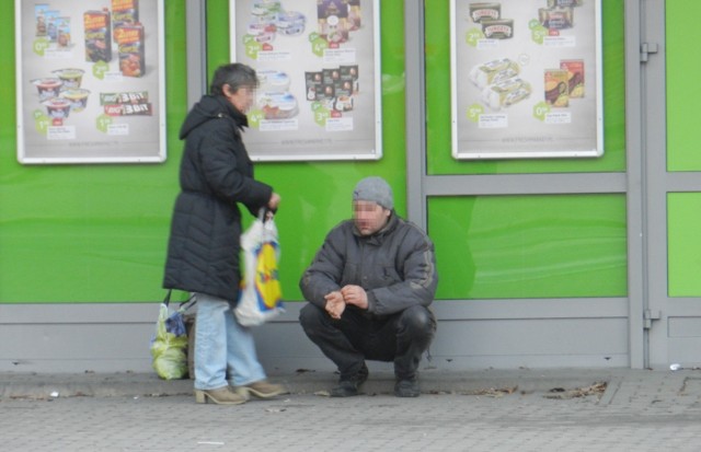 Godzinami stoją pod sklepami w kędzierzyńskim śródmieściu. Zbierają pieniądze na alkohol. Tak jak przy sklepie na ul. Wojska Polskiego.