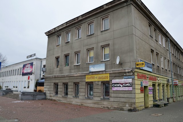 Z prawej budynek socjalny zwany „perszingiem” z lewej dawna „Arkadia”, obecnie Klub „Labirynt”