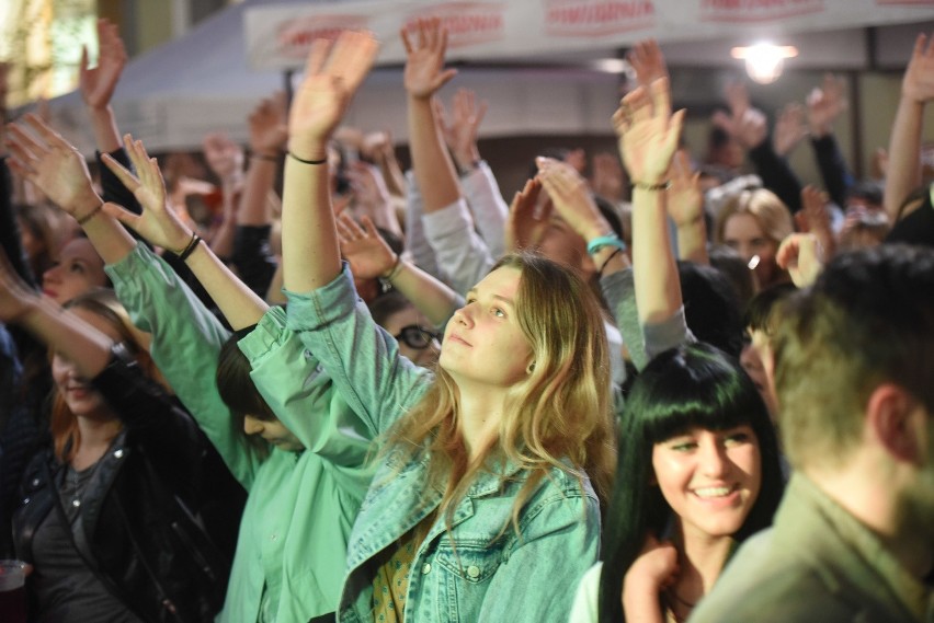 Mioush i Jimek zagrali koncert na balkonie