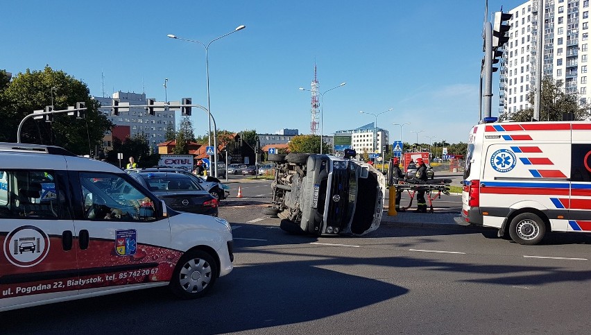 Karetka uderzyła z taką siłą, że aż wywróciła się na bok...