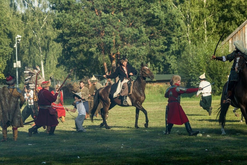 Kilkudziesięciu konnych przebranych w stroje wzorowane na...