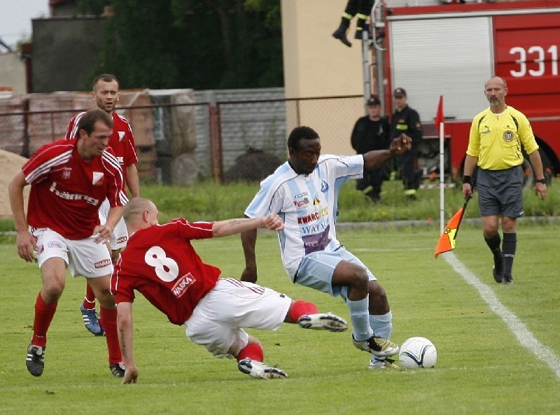 Stal Rzeszów (bialo-niebieskie stroje) zwyciestwem w...