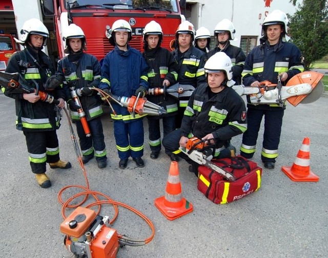 Strażacy-ochotnicy z Klimontowa prezentują sprzęt służący do ratowania ofiar wypadków komunikacyjnych. Wkrótce otrzymają nowe urządzenia.