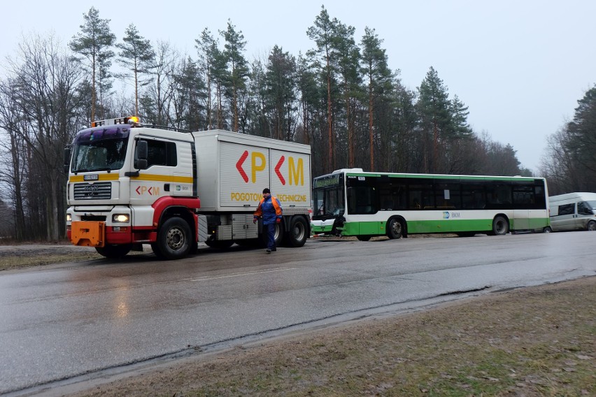 Grabówka: Wypadek autobusu komunikacji miejskiej linii 105. Cztery osoby ranne [ZDJĘCIA]