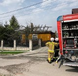 Spłonął dach drewnianego domu w Goleniowach (pow. zawierciański). Ogniem zajął się również sąsiadujący budynek gospodarczy