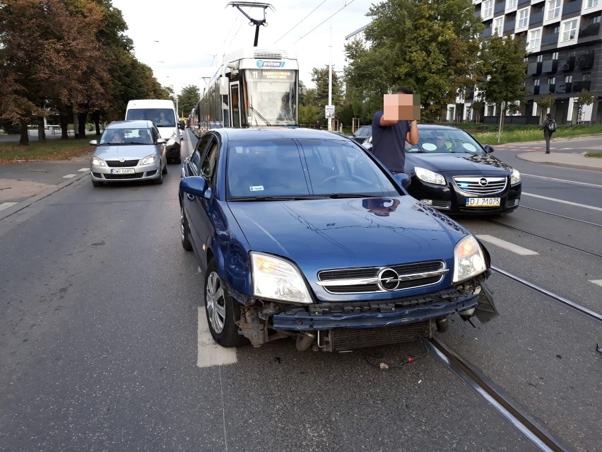 Wypadek na buspasie na Grabiszyńskiej. Objazdy MPK (ZDJĘCIA)