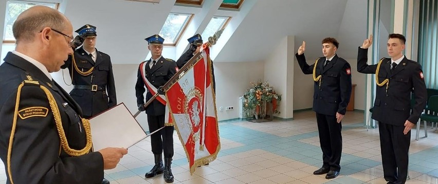Złożenie przysięgi nowych strażaków w Augustowie. Starsi stażem otrzymali wyższe stanowiska służbowe 
