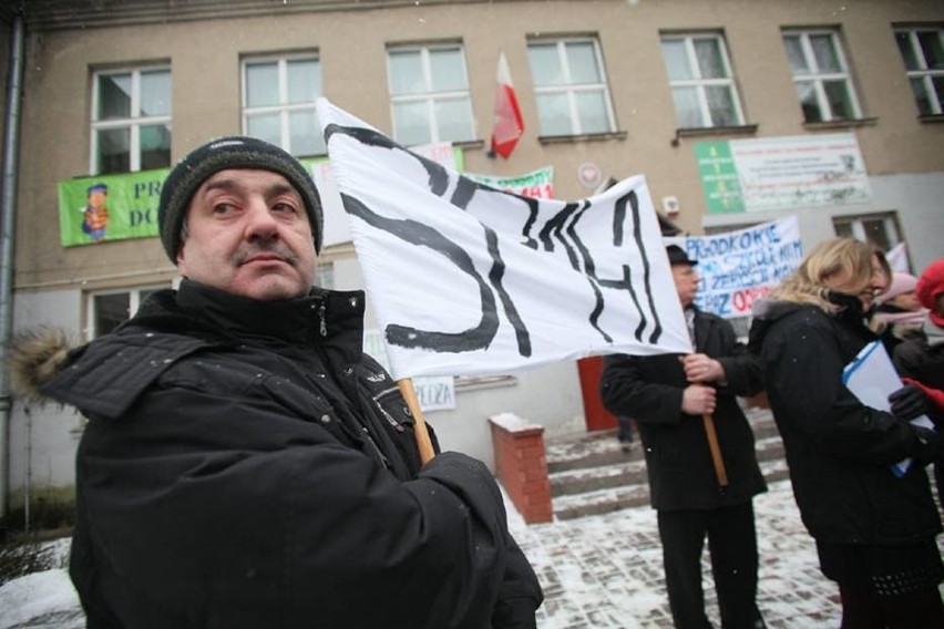 Protest rodziców uczniów SP nr 141 z lutego 2011 r.
