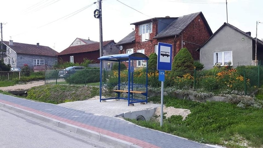 Gmina Sędziszów sukcesywnie wymienia przystanki autobusowe...