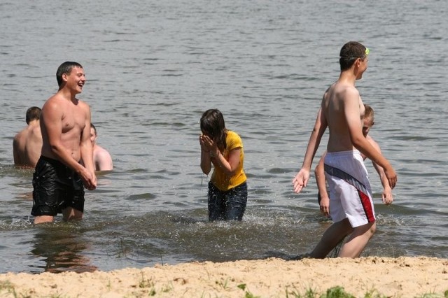 Ludzie szukali ochłody w wodzie.