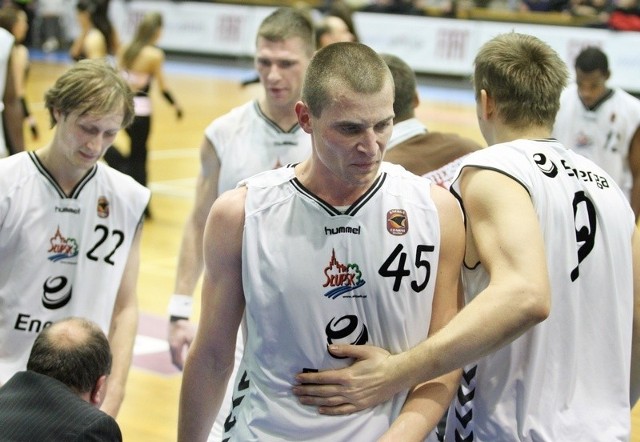 Koszykarze Energi Czarnych obiecali walkę do upadłego w tym sezonie. Na pierwszym planie  Paweł Leończyk. 