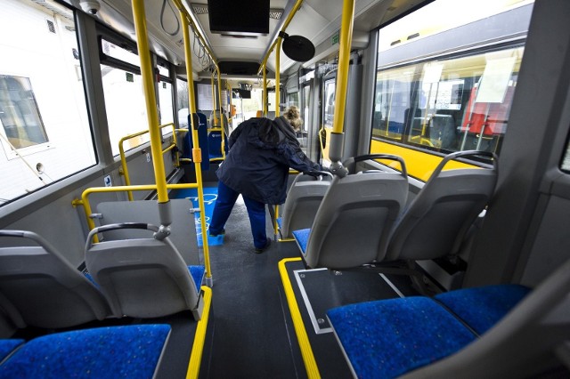 Pierwsze drzwi z przodu autobusów MZK Koszalin będą zamknięte dla pasażerów. Nie zmieniają się inne kwestie: obowiązuje nakaz noszenia maseczek.