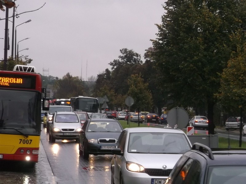 Wrocław: Korek na drodze na Psie Pole. Winny remont mostu Jagiellońskiego (ZDJĘCIA)