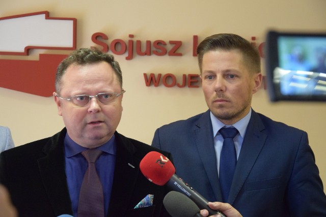 Andrzej Szejna (z lewej) i Marcin Chłodnicki, szef SLD w Kielcach podczas poniedziałkowej konferencji prasowej.