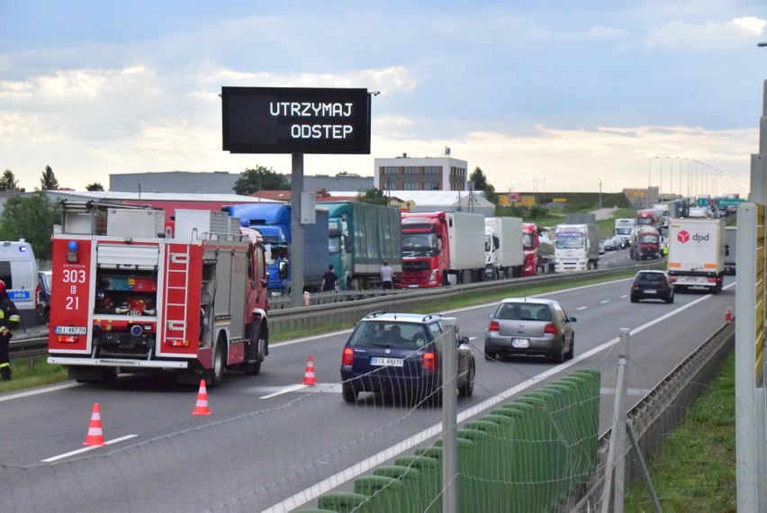 Śmiertelny wypadek na S8 w pobliżu Choroszczy. Bus wjechał w TIR-a. Cały przód zgnieciony (zdjęcia) [09.08.2019]