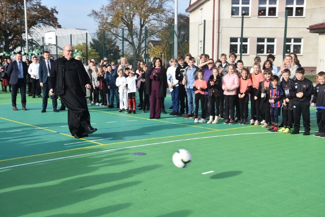 Podczas uroczystego otwarcia boiska VIP-y strzelały na bramkę. Jako pierwszy ks. Roman Sosnowski, miejscowy proboszcz