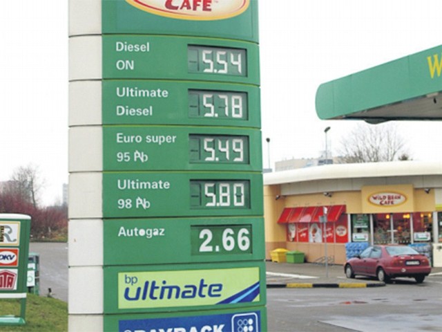 Wczorajszy cennik na stacji BP w Koszalinie: benzyna była tańsza odoleju napędowego o 5 groszy, ale ceny obu tych paliw były dużo wyższeniż wynosiła średnia w kraju.