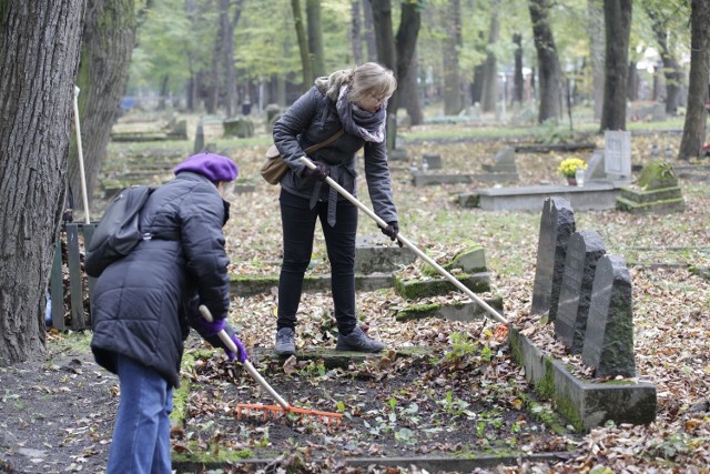 Społeczne sprzątanie cmentarza.