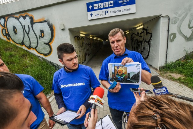 Politycy jako przykład wandalizmu podają przejście podziemnie niedawno wyremontowanej stacji Bydgoszcz Leśna. Mimo remontów i wydanych pieniędzy, ściany tunelu wciąż są niszczone.