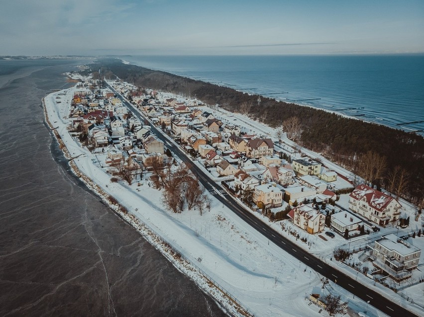 Bałtyckie plaże zasypane śniegiem, a brzeg Zatoki Puckiej skuty lodem! Zima na Półwyspie Helskim. Zobaczcie to na zdjęciach z lotu ptaka!