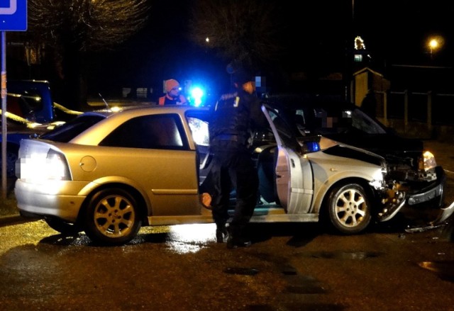 Pościg zakończył się na skrzyżowaniu ulicy Mickiewicza i Matejki, gdy Opel uderzył przodem w inne auto, gdzie jechały dwie starsze osoby. Uderzenie było w bok samochodu na wysokości przedniego koła.