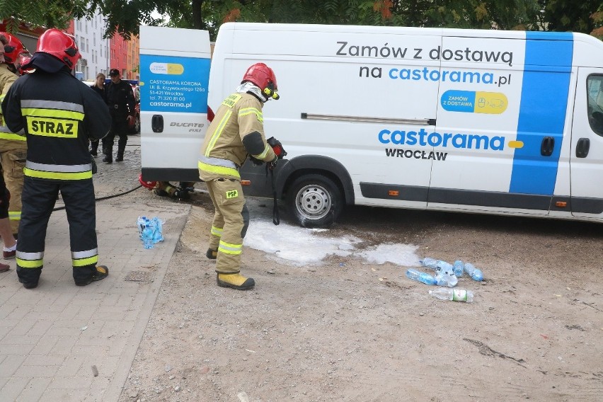 Pożar auta dostawczego w centrum Wrocławia (ZDJĘCIA)