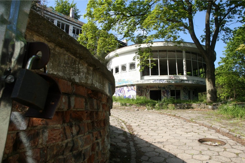 Ruiny byłego sanatorium "Zdrowie" w Orłowie. Rok 2015.