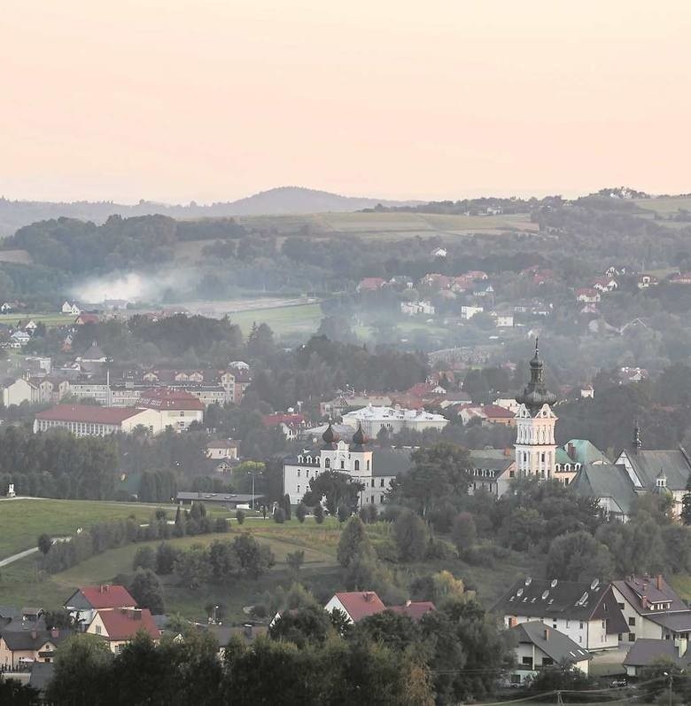 Tuchów. Mieszkańcy nawet latem palą w piecach odpadami