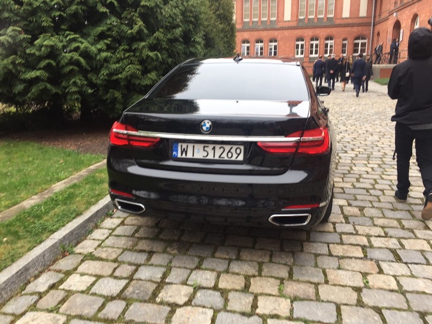 Rządowe BMW przed centrum EIT  na Praczach Odrzańskich