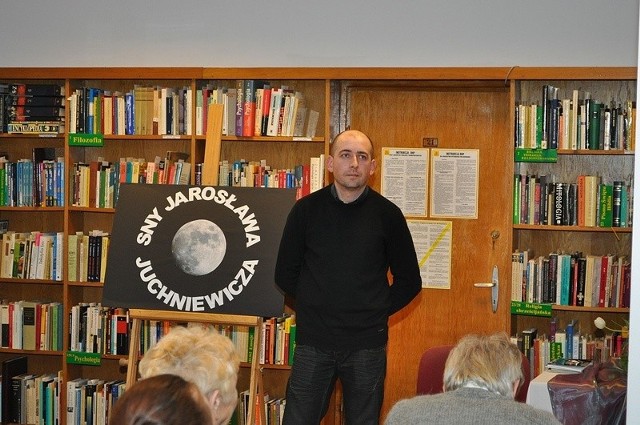 W Bibliotece Miejskiej w Bytowie odbyło się spotkanie z Jarosławem Juchniewiczem. Promowano jego najnowszy tomik poezji "Sny z promieni mroku".