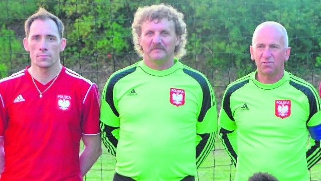  Marek Mizielski (w środku) z Ożarowa regularnie występuje w reprezentacji Polski oldbojów powyżej 35 lat w futsalu.  