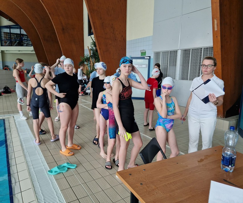 Ponad 160 zawodników na zawodach pływackich dla dzieci i młodzieży Kozienice Sprint CUP 2023, na pływalni Delfin. Zobacz zdjęcia