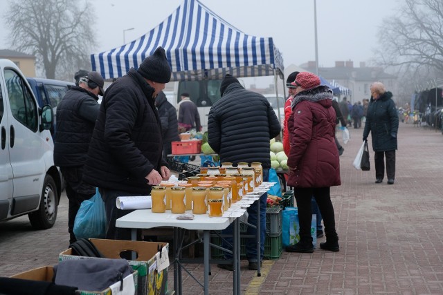 Targowisko w Żarach przy ul. Lotników