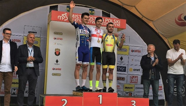 Podium zwycięzców wyścigu ze startu wspólnego juniorów w mistrzostwach Polski: od lewej - zdobywca srebra Dawid Migas (TKK PacificNestle Cycling Team), złoty medalista Adam Kuś (Międzygminny Ludowy Klub Sportowy) i Bartosz Klasiński - brązowy medalista, drugi wicemistrz Polski (Stal Grudziądz)