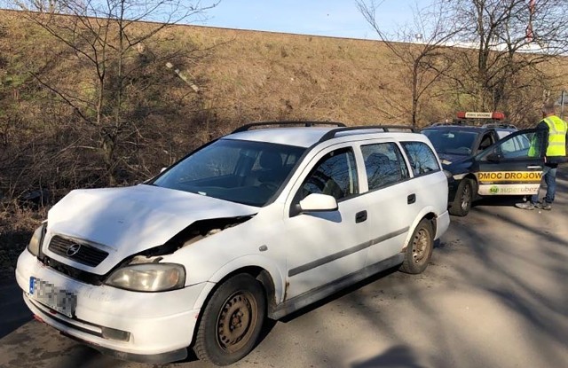 Do wypadku doszło w piątek, 15 lutego, przy mostku na ul. Foluszowej. Zderzyły się tam trzy samochody. Ranna kobieta została zabrana do szpitala na badania.Do wypadku doszło około godz. 12.30. Kierujący dostawczym iveco zatrzymał się przed mostkiem. Przepuszczał samochód jadący od Zacisza. Za iveco zatrzymała się kierująca oplem. Wtedy w tył opla uderzył kierowca volkswagena. Nie zauważyła samochodów stojących przed mostkiem. Uderzony opel wpadł na tył iveco.Na miejsce wypadku przyjechała policja oraz karetka pogotowia ratunkowego. Kierująca oplem została przewieziona do szpitala.WIDEO: Szaleniec uciekał ulicami Zielonej Góry.  Uderzał w radiowóz, prawie przejechał policjanta.