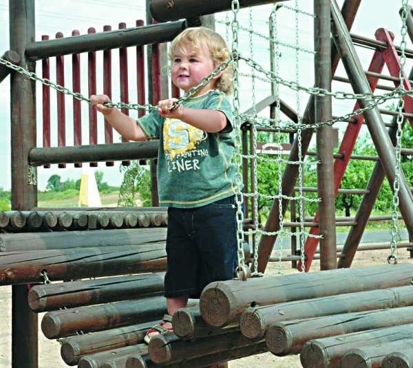 2-letni Maciek Drozda chętnie bawi się na nowym placu zabaw.