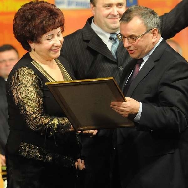 Nagrodę dla doskonałej załogi odebrała z rąk marszałka województwa Józefa Sebesty, Cecylia Zdebik, prezes Przedsiębiorstwa Wyrobów Cukierniczych Odra Brzeg.