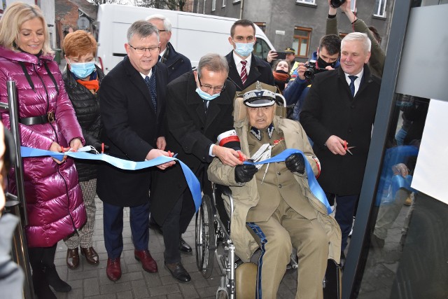 Uroczystego przecięcia wstęgi dokonał generał brygady Zdzisław Baszak -   ostatni żyjący uczestnik bitwy pod Pszczyną i legenda ruchu oporu w regionie oraz organizator tarnowskich struktur Światowego Związku Żołnierzy AK