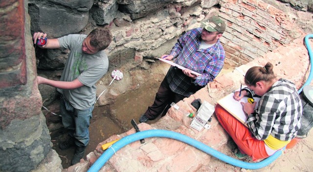 Archeologów  z Torunia zachwyca bogactwo zabytków ukrytych pod ziemią w Gniewie