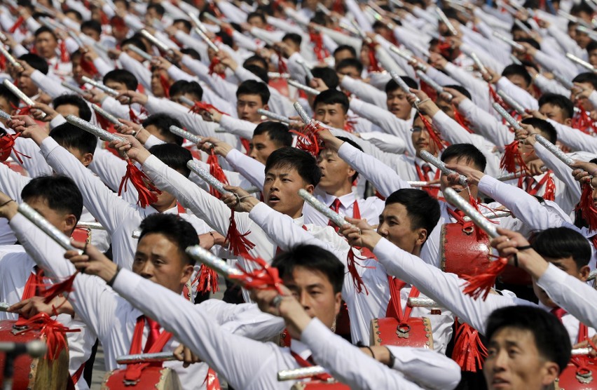Korea Północna świętuje 105. rocznicę urodzin Kim Ir Sena: Parada wojskowa w Pjongjangu [ZDJĘCIA]