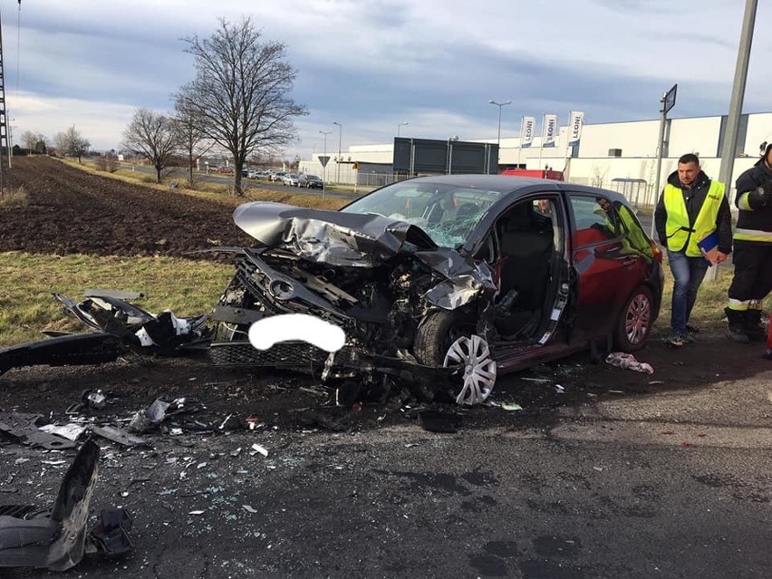 Tragiczny wypadek pod Wrocławiem na drodze krajowej 8. Jedna osoba nie żyje, trzy zostały ranne