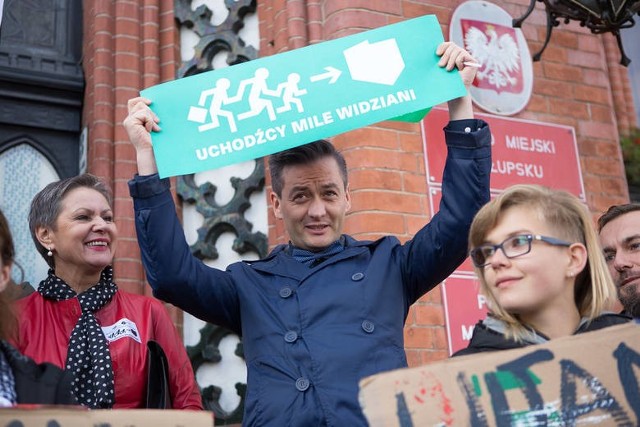 Robert Biedroń w czasie manifestacji na rzecz uchodźców.