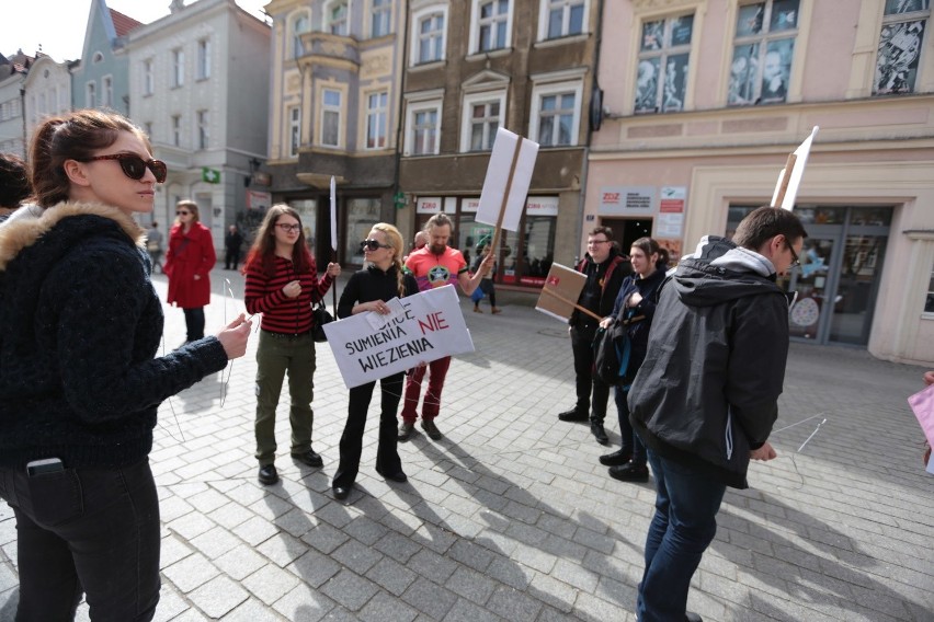 Protest na zielonogórskim deptaku przeciwko całkowitemu...