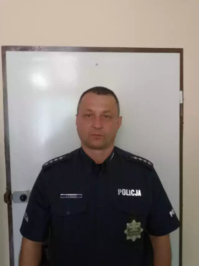 Asp. sztab. Tomasz STRZOP - starszy dzielnicowy Zespołu Dzielnicowych Komisariatu Policji w SzczyrkuRejonem działania asp. sztab. Tomasz Strzop jest lewa strona miasta Szczyrk drogi wojewódzkiej nr 942 (wjeżdżając od strony Bielska -Białej w kierunku Wisły) - nr rejonu 44.Aktywnie uczestniczy w życiu społecznym miasta Szczyrk będąc inicjatorem wielu działań mających na celu poprawę stanu bezpieczeństwa i porządku publicznego oraz działając na rzecz kształtowania prawidłowej postawy dzieci i młodzieży szkolnej. Również czynnie uczestniczy w pracach komisji działających przy Urzędzie Miasta w Szczyrku jak też w Radach Osiedlowych mieszkańców. Niejednokrotnie jego wiedzę i umiejętności wykorzystywano w stosowaniu przepisów prawa do rozwiązywanych problemów.  Praca, którą wykonuje jest wysoko oceniana przez społeczeństwo w obsługiwanym rejonie służbowym miasta Szczyrk, władze samorządowe miasta Szczyrk oraz inne instytucje.Jest zaangażowany w prowadzonych czynnościach w zakresie realizacji prostych form pracy operacyjnej. Na podstawie uzyskanych przez niego informacji, Zespół Kryminalny Komisariatu Policji w Szczyrku dokonywał rozwoju przedmiotowo-podmiotowego spraw o przestępstwa. Od stycznia 2014r uzyskał 30 informacji na bazie których, w trzech przypadkach zatrzymano sprawcę przestępstw kradzieży z włamaniem , gdzie w jednym przypadku odzyskano skradzione mienie.Zainteresowania: sportowe: narciarstwo, kajakarstwo, rowerowe. Muzyka. Wędkarstwo.Głosowanie będzie trwać od piątku 2 czerwca, do piątku 30 czerwca, do godziny 18.59. Głosy sumują się w każdym powiecie a także na poziomie całego województwa. Nagrodzimy zwycięzców, którzy zajmą pierwsze miejsca w każdym z powiatów a także laureatów trzech pierwszych miejsc w skali całego regionu.Zagłosuj na kandydata wysyłając SMS o treści DZIEL.9 na nr 72355. Koszt 2,46 zł z VAT. 