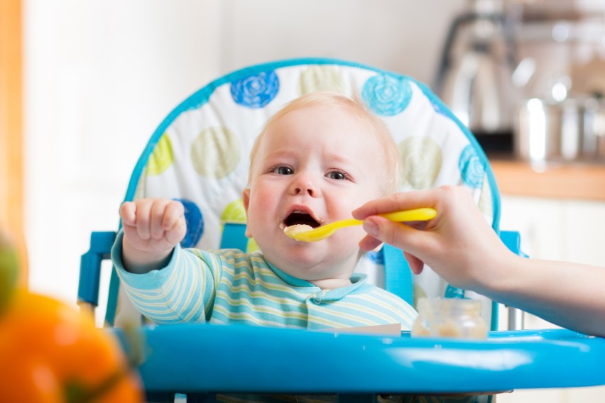 Krzesełko do karmienia dziecka. 3 rzeczy, na które trzeba zwrócić uwagę [RODZAJE, CENY]